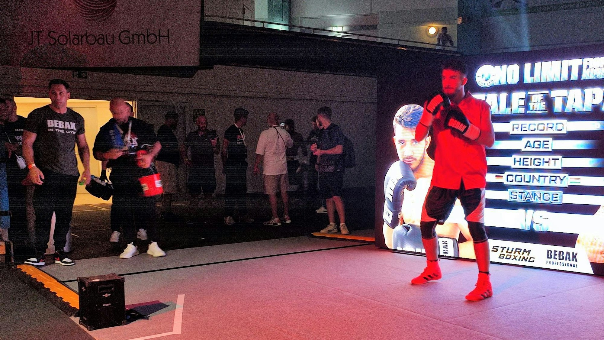 No Limit Fight Night in Leverkusen in der Ostermann-Arena am 9.09.2023. Felix Sturm (links im Bild) schickte seinen Schützling Hamza Salahudin in den Ring.