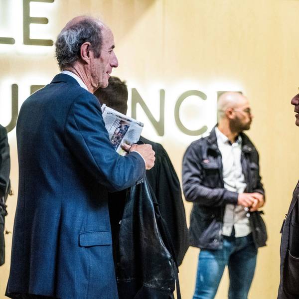Prozess um die Anschläge vom 13. November in Paris Emmanuel Carrère - Der Prozess um die Anschläge vom 13. November in Paris wird vor dem Strafgerichtshof fortgesetzt. Dabei geht es um die Anschläge vom November 2015, bei denen am 27. Juni 2022 im Stade de France in Saint-Denis, in Bars, Restaurants und in der Konzerthalle Bataclan in Paris, Frankreich, 130 Menschen getötet wurden. Das Ende einer langwierigen Anhörung, nach zehnmonatigen Debatten. Im Prozess um die Anschläge vom 13. November hat das Pariser Strafgericht am 27. Juni 2022 ein letztes Mal den Angeklagten das Wort erteilt und berät nun. Die Urteilsverkündung wird für den 29. Juni 2022 erwartet.