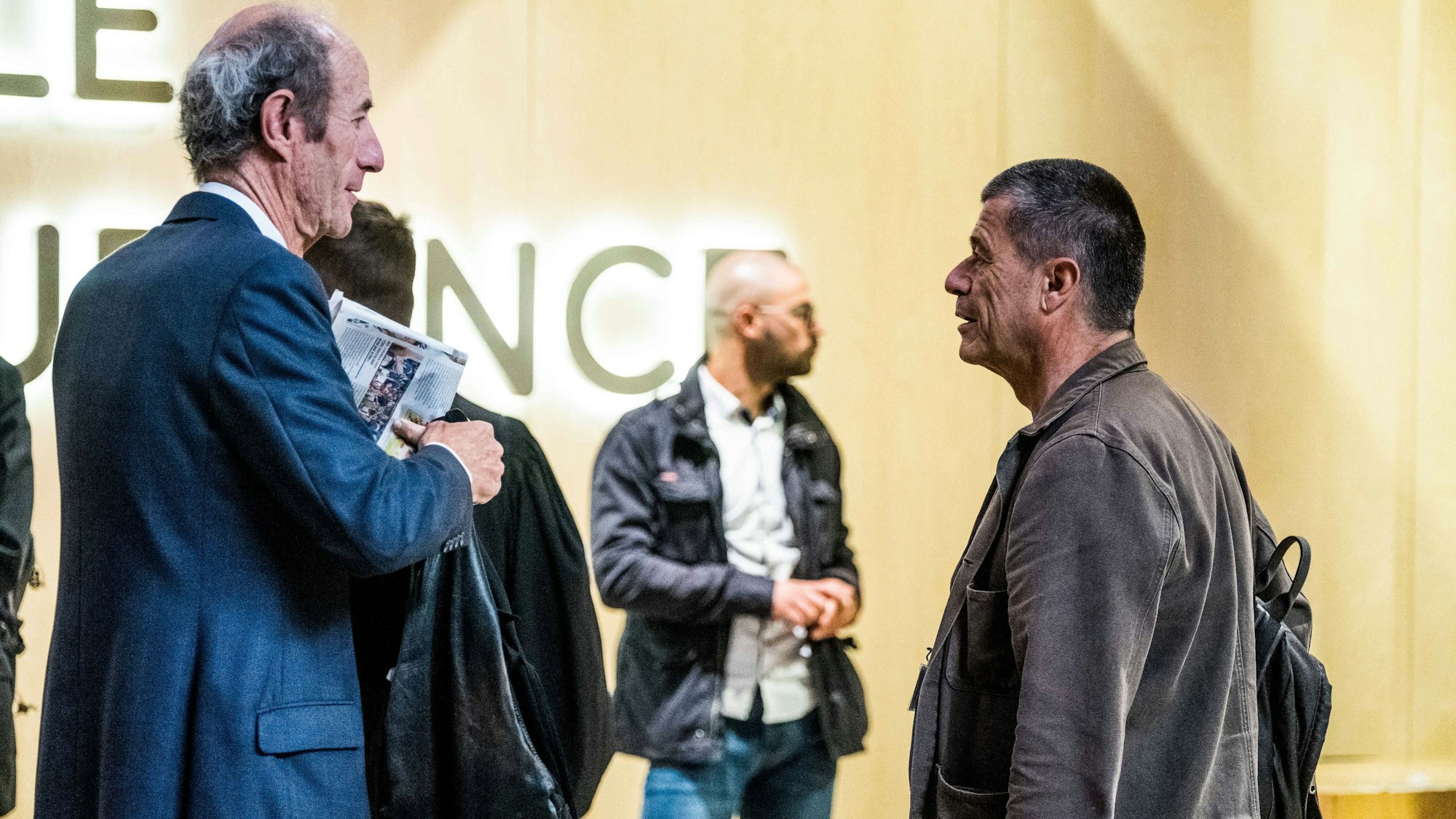 Prozess um die Anschläge vom 13. November in Paris Emmanuel Carrère - Der Prozess um die Anschläge vom 13. November in Paris wird vor dem Strafgerichtshof fortgesetzt. Dabei geht es um die Anschläge vom November 2015, bei denen am 27. Juni 2022 im Stade de France in Saint-Denis, in Bars, Restaurants und in der Konzerthalle Bataclan in Paris, Frankreich, 130 Menschen getötet wurden. Das Ende einer langwierigen Anhörung, nach zehnmonatigen Debatten. Im Prozess um die Anschläge vom 13. November hat das Pariser Strafgericht am 27. Juni 2022 ein letztes Mal den Angeklagten das Wort erteilt und berät nun. Die Urteilsverkündung wird für den 29. Juni 2022 erwartet.