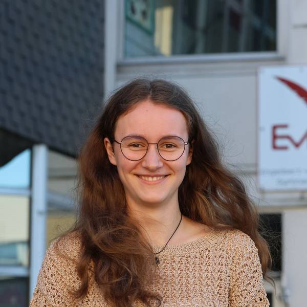 Luise Zeppenfeld auf dem Schulhof vor dem städtischen EvB-Gymnasium Wipperfürth.