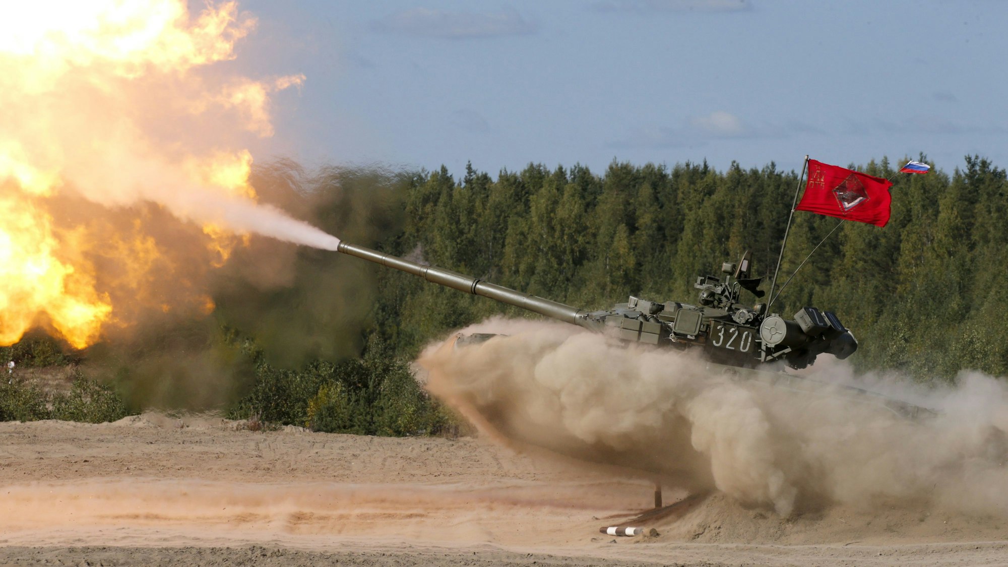 Ein russischer Panzer des Modells T-80 feuert während einer Truppenübung in Sankt Petersburg (Symbolbild).