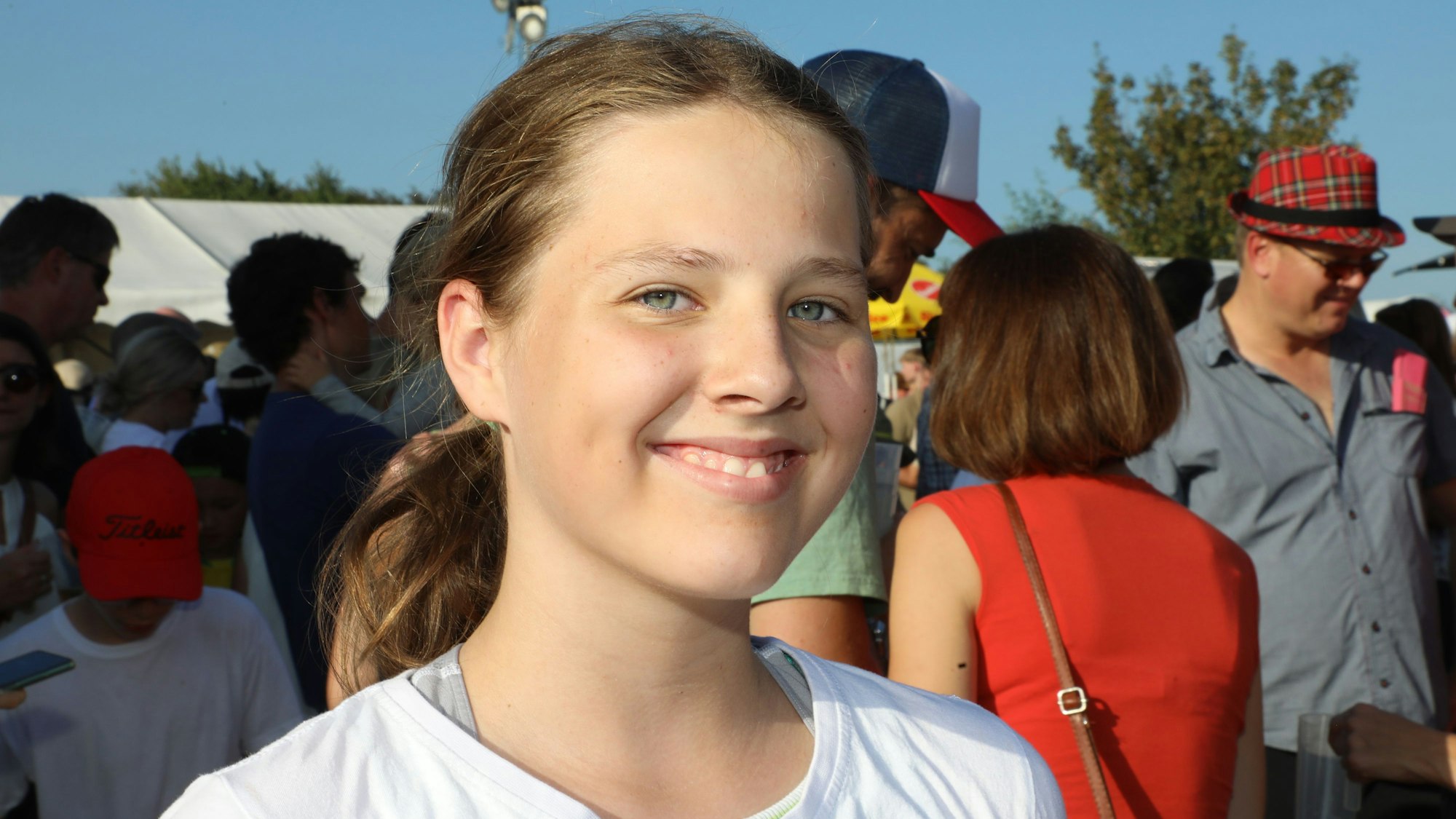 Die elfjährige Emilia steht im Publikum des Rheinbrand-Festivals in Odenthal-Eikamp.