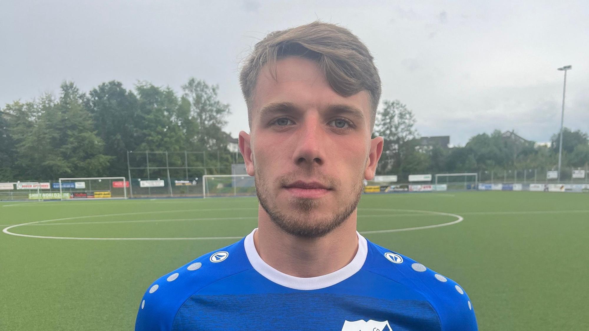 Porträt von Fußballer Dean-Robin Paes.