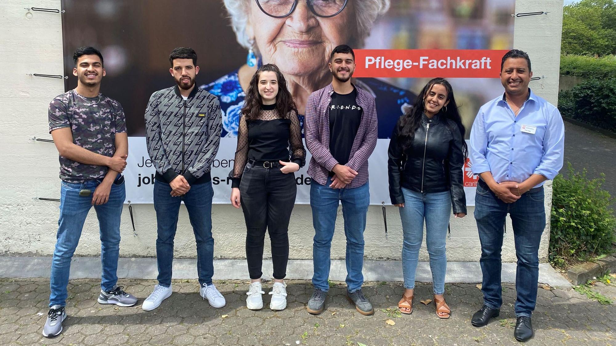 Projektleiter Tarik Bajja (rechts), neben ihm fünf marokkanische Azubis der Caritas-Pflegeschule Rhein-Erft.