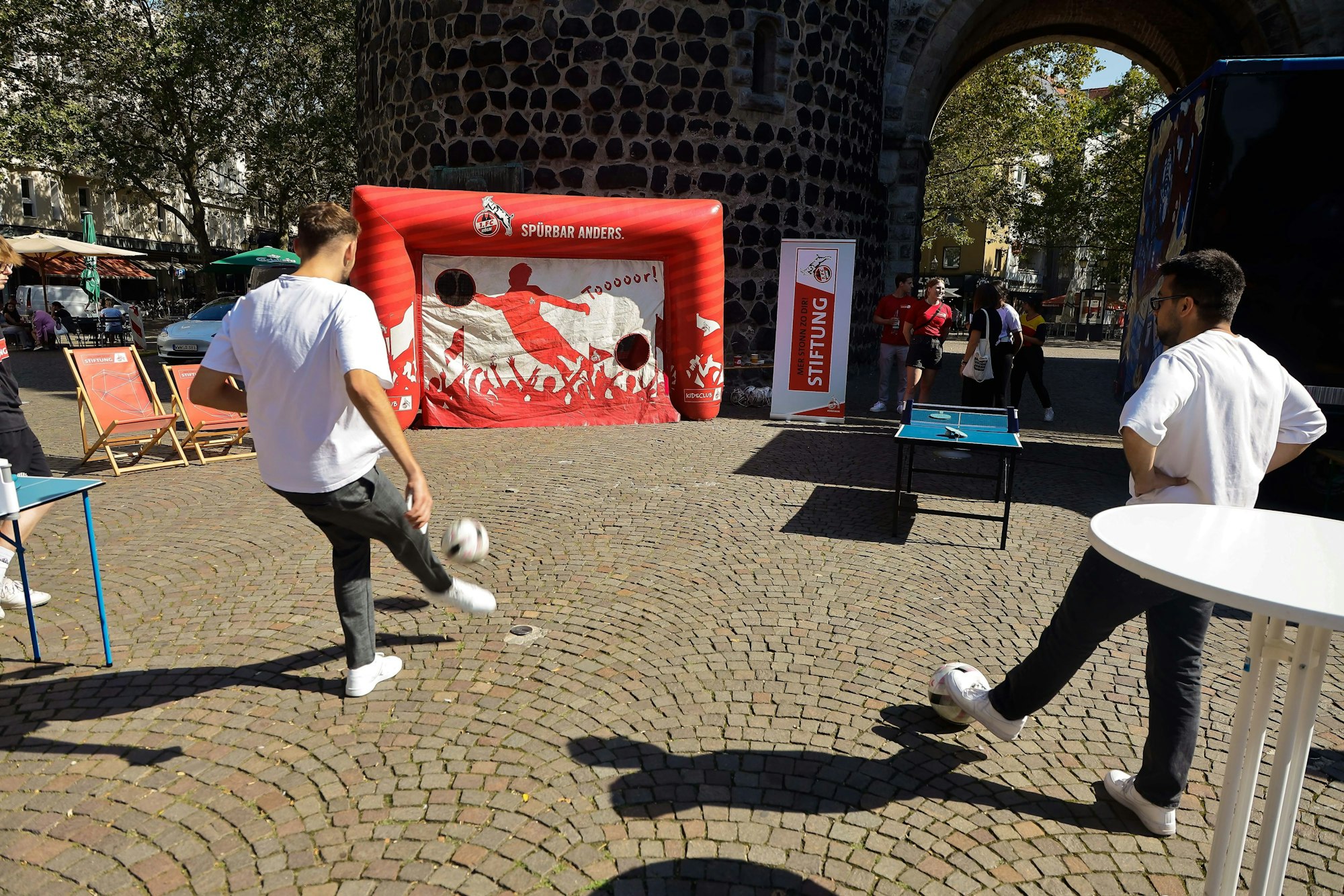Torwandschießen am Aktionsstand des 1. FC Köln am Aktionstag gegen Wohnungslosigkeit auf dem Kölner Rudolfplatz.