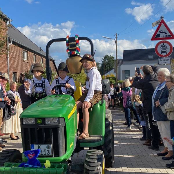 Kinder fahren Traktor.
