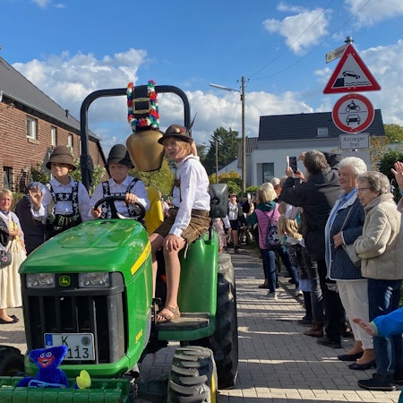 Kinder fahren Traktor.