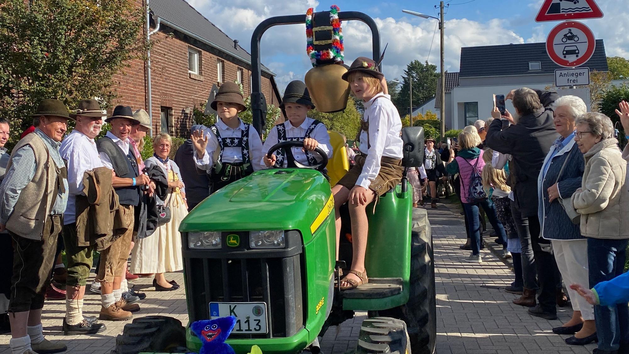 Kinder fahren Traktor.