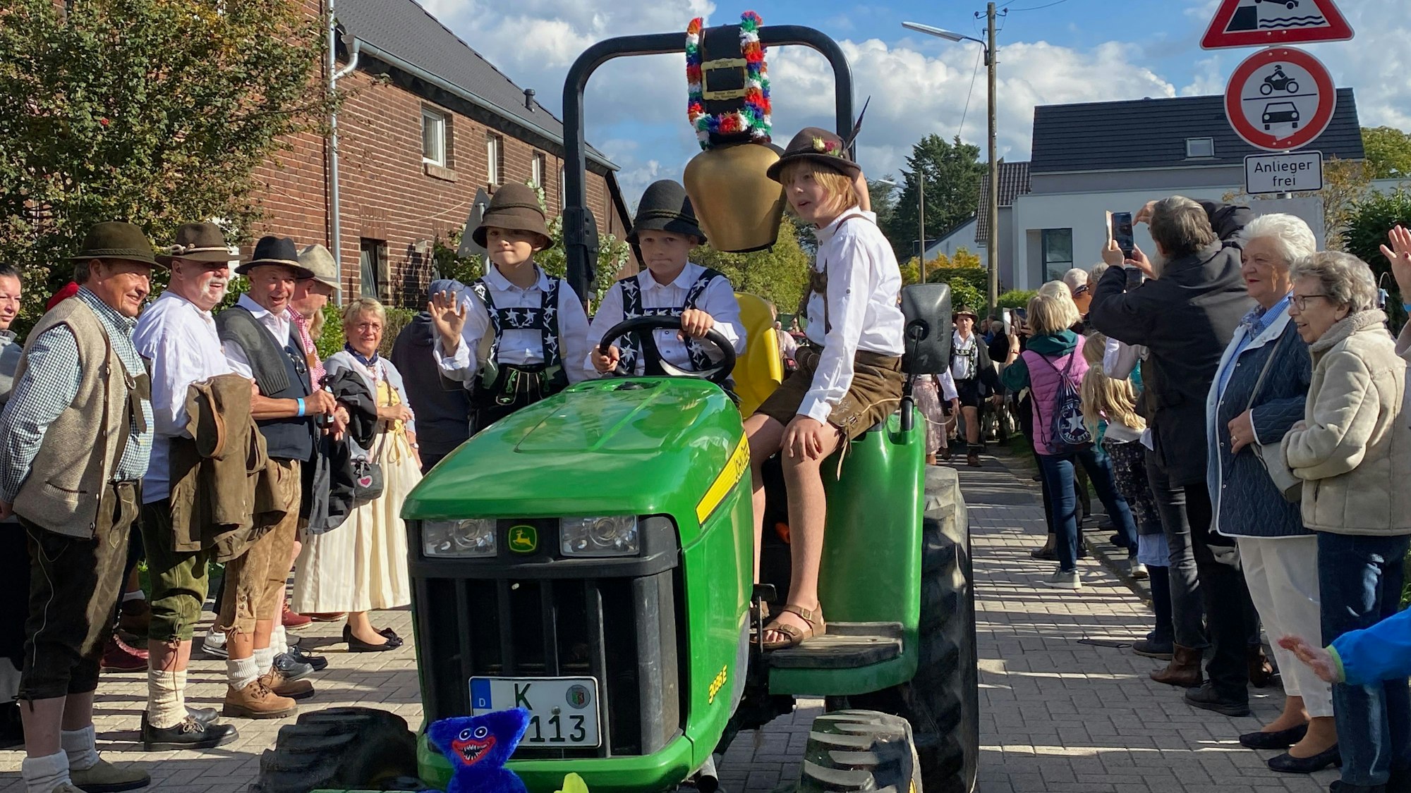 Kinder fahren Traktor.