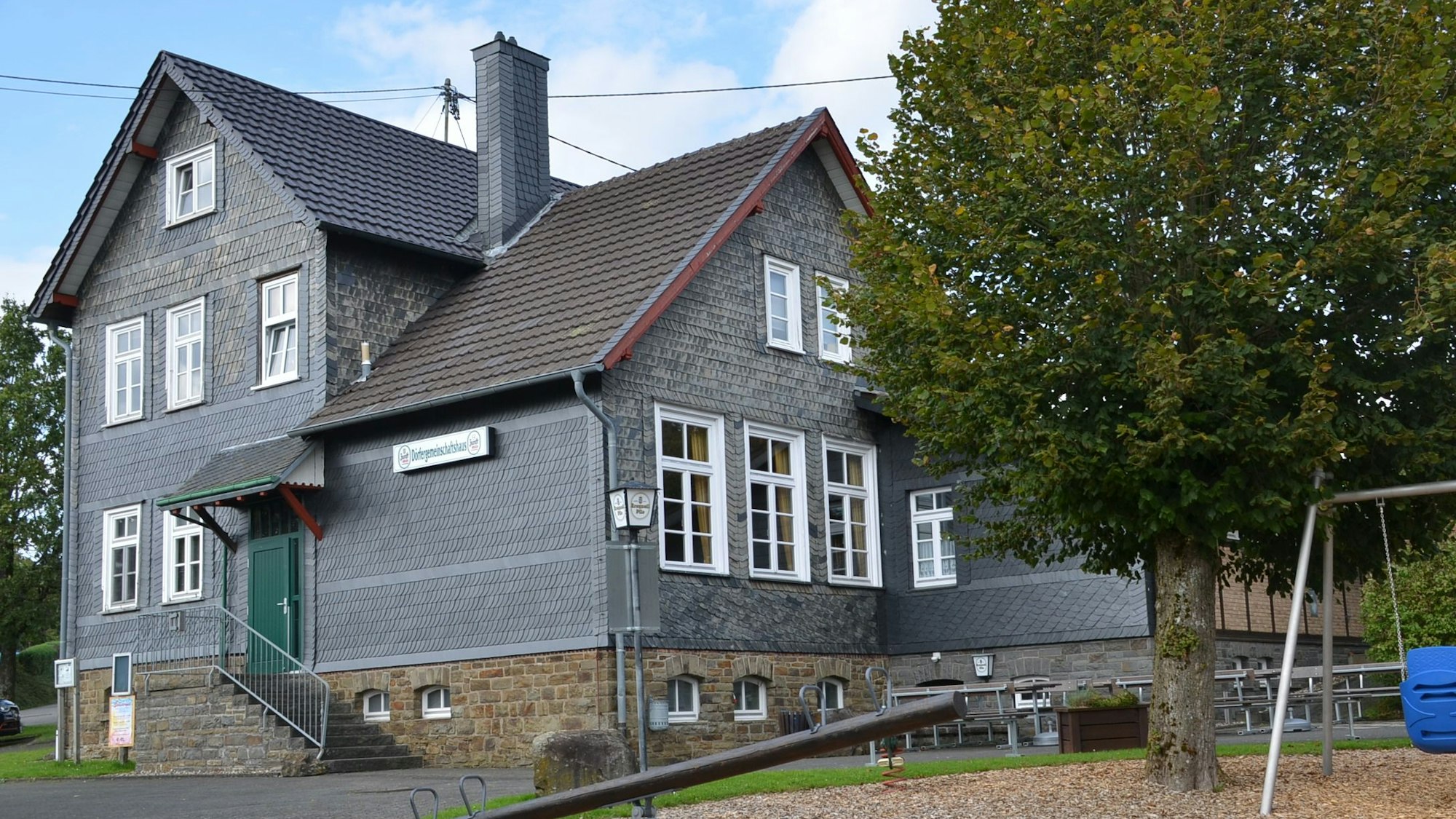 Das Dörfergemeinschaftshaus in Morsbach-Wallerhausen soll künftig wieder mehr genutzt werden. Ein Pizza-Ofen, ein inklusiver Spielplatz und eine Schutzhütte gehören ebenso zum Gelände.