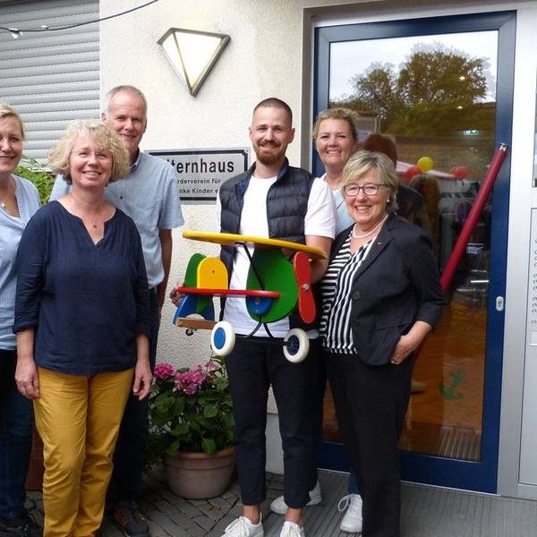 Andrea Tepe. Leiterin des Elternhauses krebskranker Kinder, Karina, Stephan und Richard Tschirner, Monika Burger-Schmidt, Geschäftsführerin des Fördervereins, Marlene Merhar, Vorsitzende des Fördervereins.