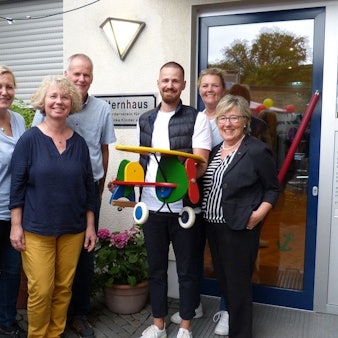 Andrea Tepe. Leiterin des Elternhauses krebskranker Kinder, Karina, Stephan und Richard Tschirner, Monika Burger-Schmidt, Geschäftsführerin des Fördervereins, Marlene Merhar, Vorsitzende des Fördervereins.