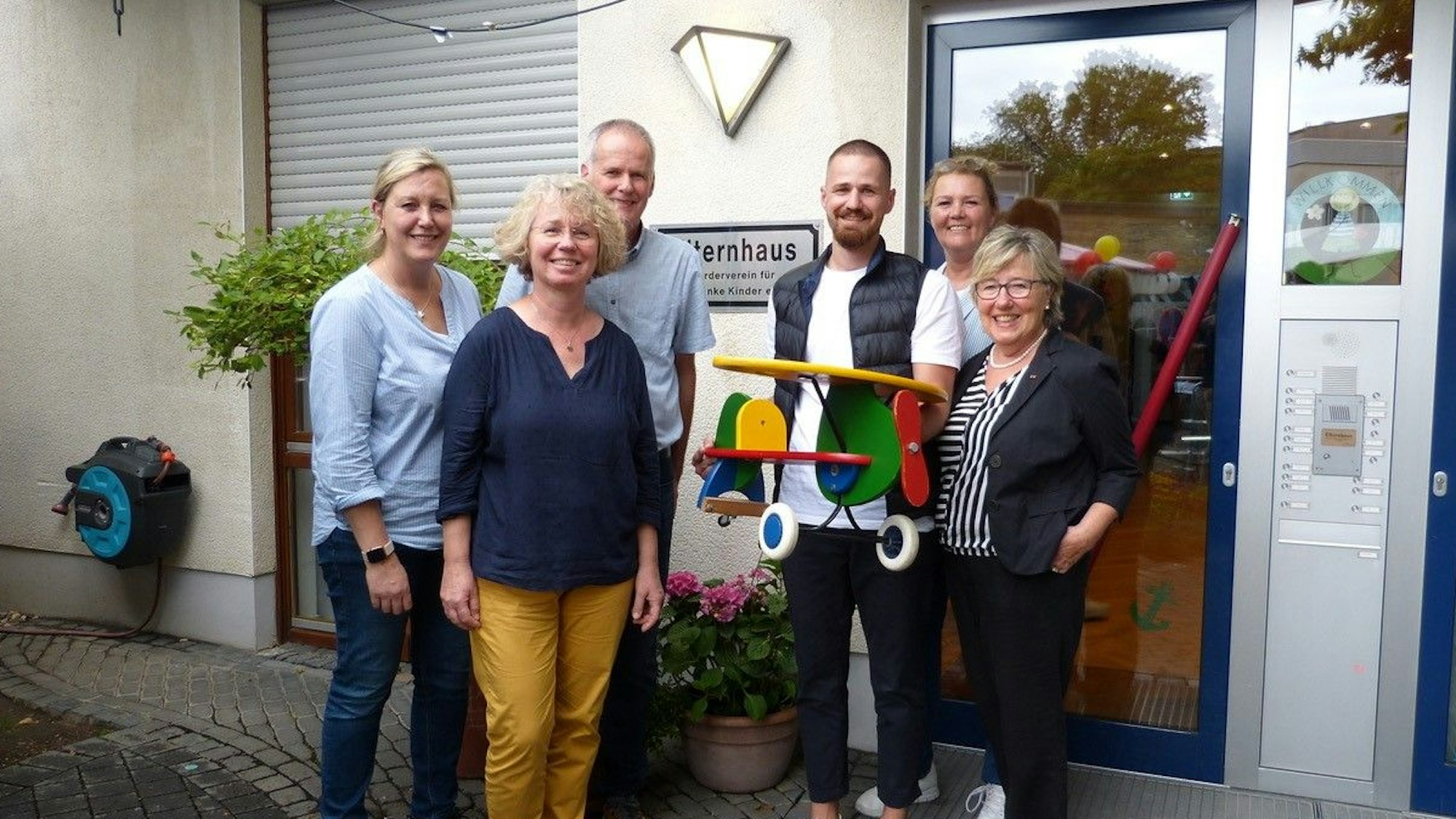 Andrea Tepe. Leiterin des Elternhauses krebskranker Kinder, Karina, Stephan und Richard Tschirner, Monika Burger-Schmidt, Geschäftsführerin des Fördervereins, Marlene Merhar, Vorsitzende des Fördervereins.