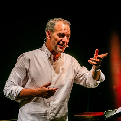 Der Kabarettist René Steinberg bei seinem Auftritt in Bergneustadt.