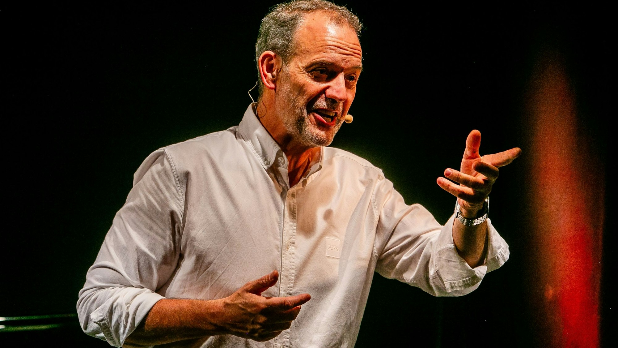 Der Kabarettist René Steinberg bei seinem Auftritt in Bergneustadt.