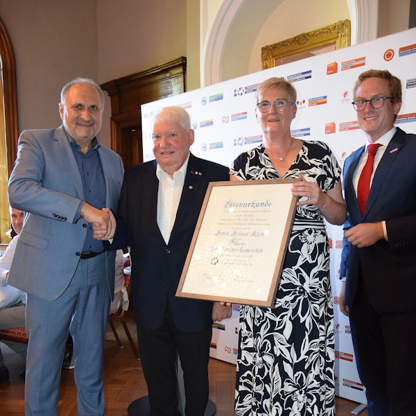 Das Foto zeigt den langjährigen Kreishandwerksmeister Helmut Klein. Hans Peter Wollseifer, Präsident der Handwerkskammer zu Köln, Kreishandwerksmeisterin Martina Engels-Bremer und Peter Ropertz, Hauptgeschäftsführer der Kreishandwerkerschaft Rhein-Erft, gratulieren dem 77-Jährigen.