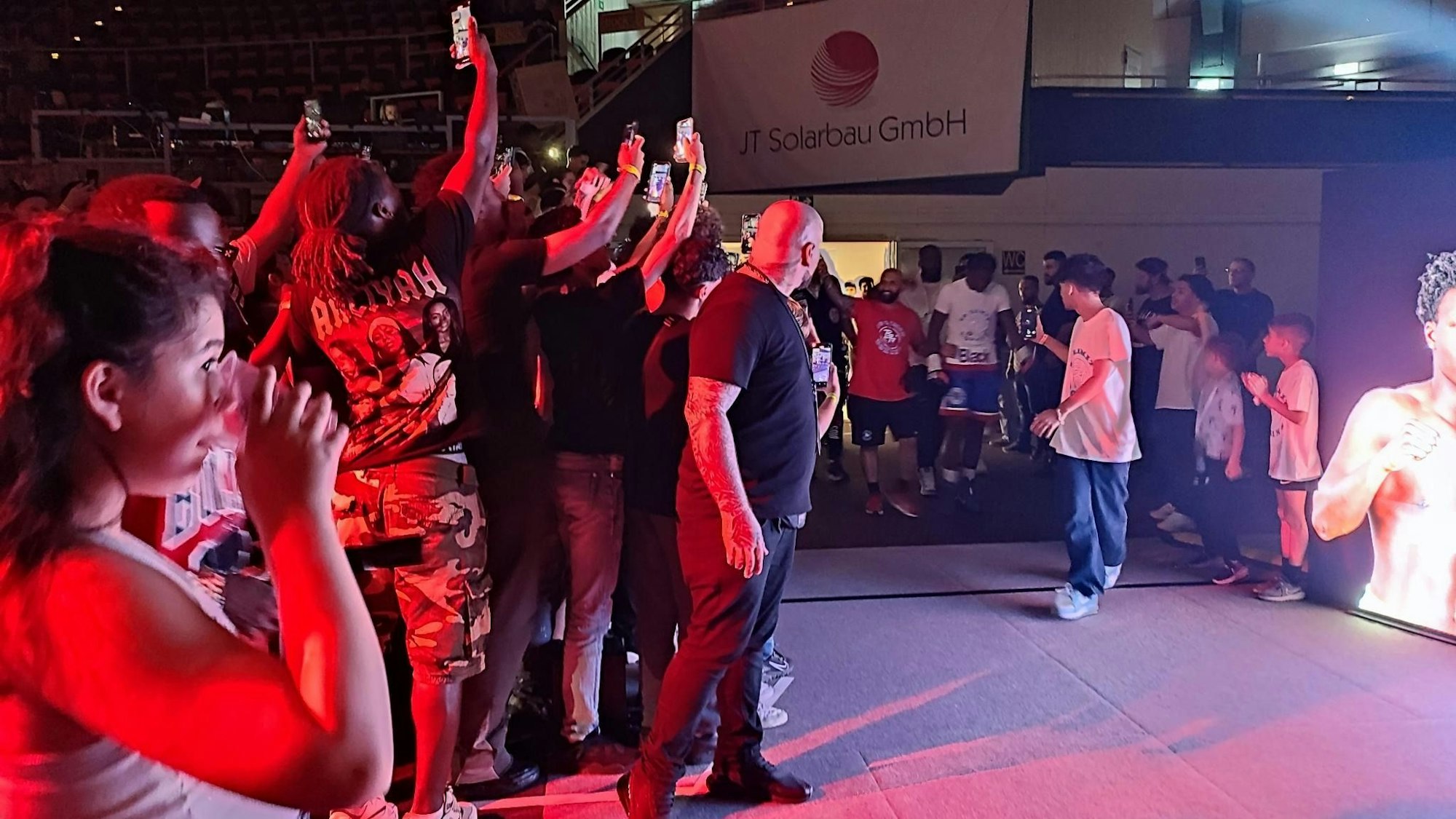 Die Einläufe der Boxer und Boxerinnen wurden mit viel Aufregung und Smartphone-Licht verfolgt.