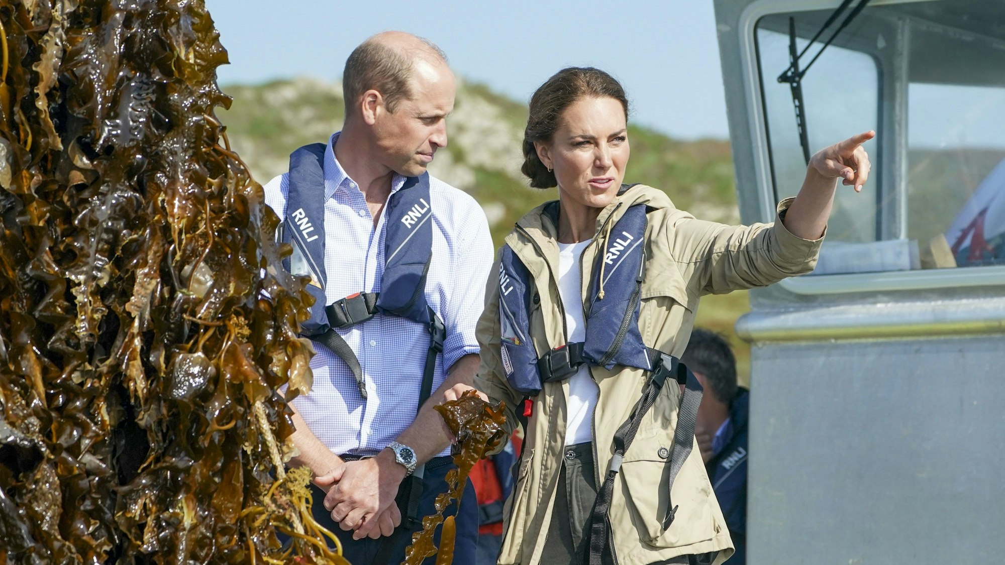 William (l), Prinz von Wales, und Kate, Prinzessin von Wales, besuchen die Algenfarm Car-Y-Mor in St Davids.