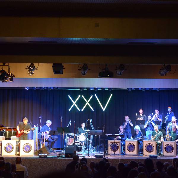 Die Blue Mary Big Band der Marienschule Euskirchen spielt auf der Bühne der Schulaula.