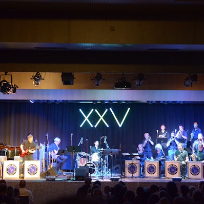 Die Blue Mary Big Band der Marienschule Euskirchen spielt auf der Bühne der Schulaula.