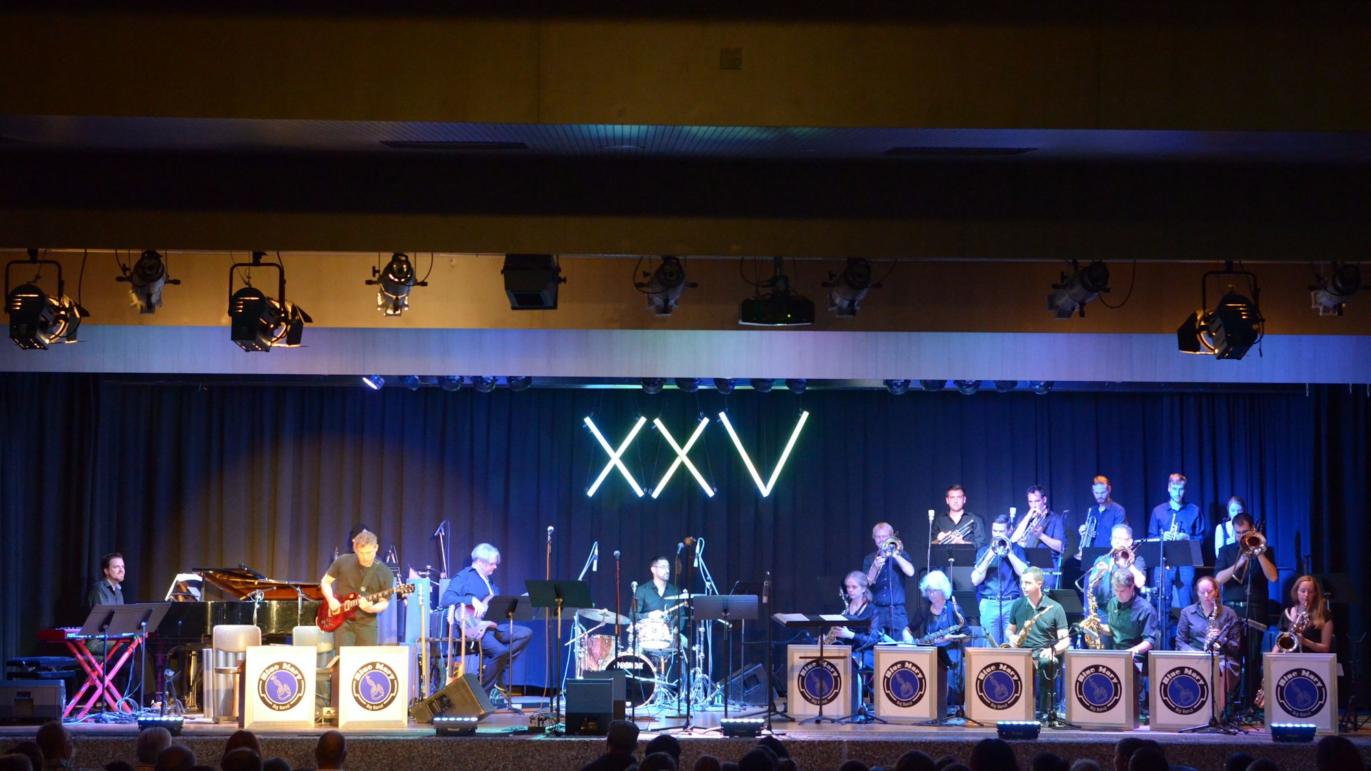 Die Blue Mary Big Band der Marienschule Euskirchen spielt auf der Bühne der Schulaula.