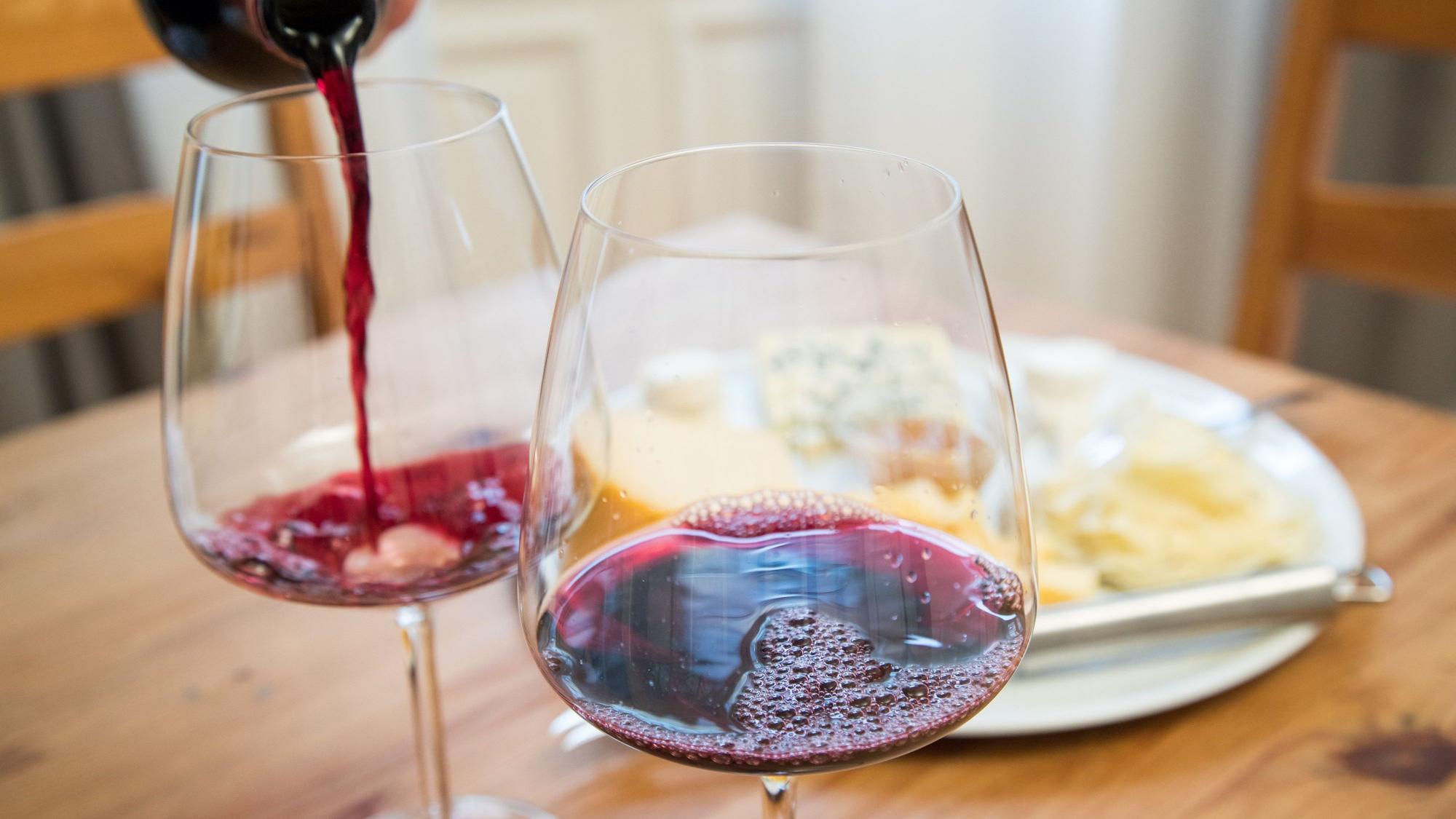 zwei Gläser mit Rotwein