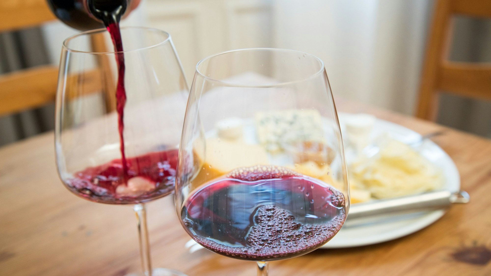 zwei Gläser mit Rotwein