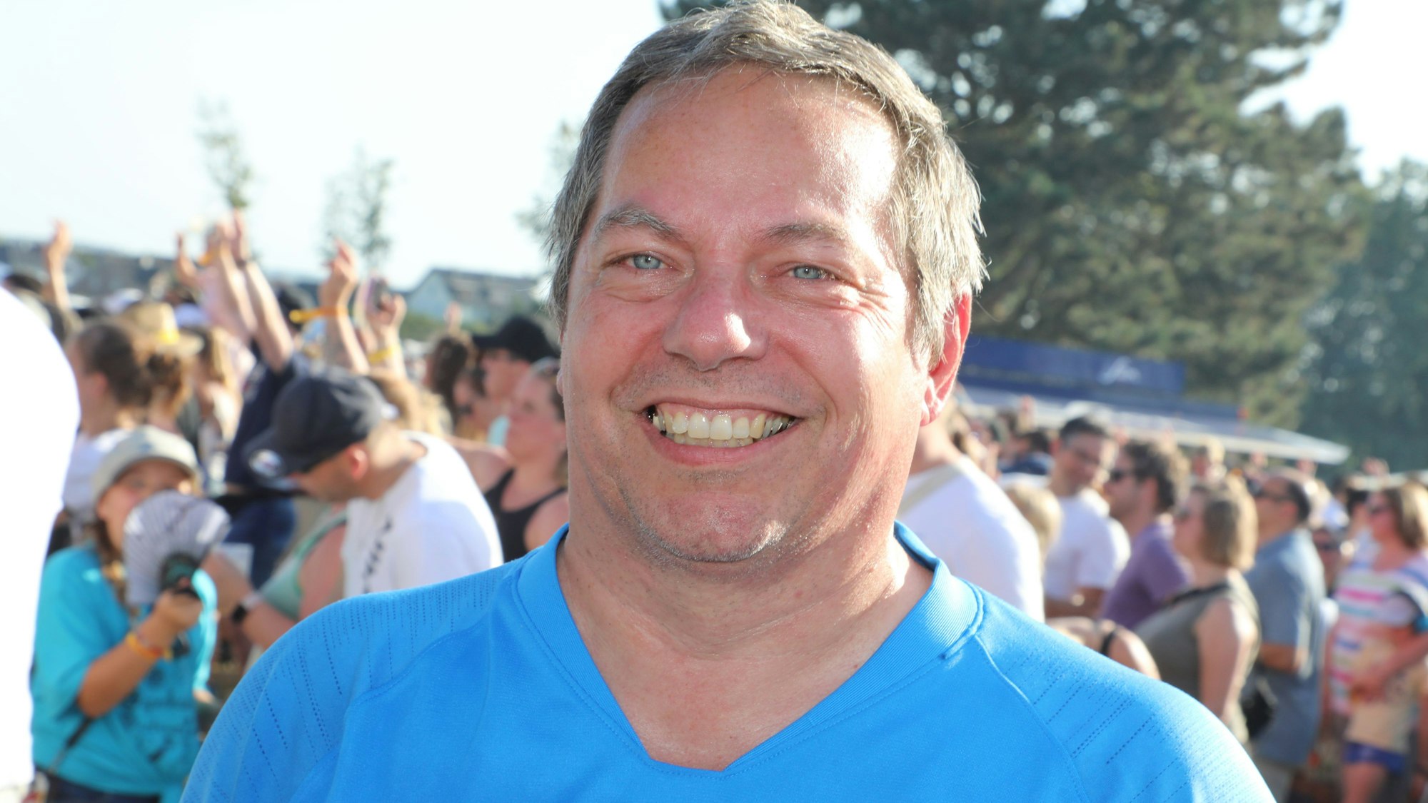 Frank Reiländer steht im Publikum des Rheinbrand-FEstivals.