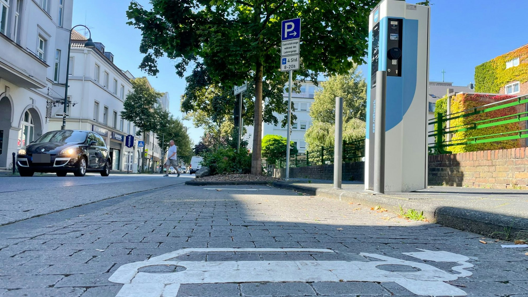 E-Ladesäule an der Dönhoffstraße.