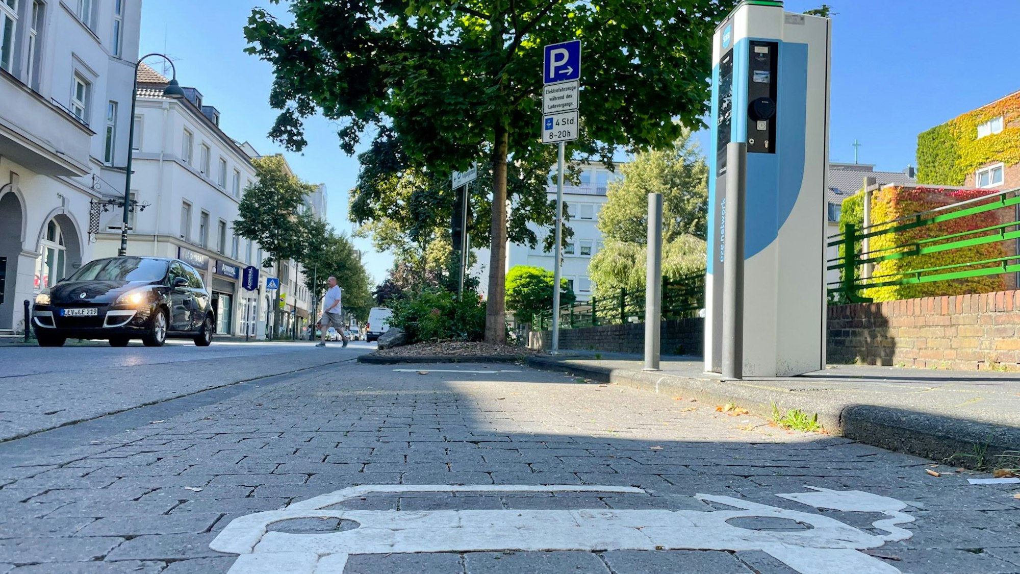 An der Dönhoffstraße steht eine Ladesäule.
