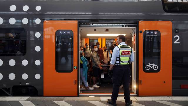 06.06.2022, Köln: Ein Mann von der DB Sicherheit steht vor einem überfüllten Waggon. Ein Zug auf Gleis 6 von Nation Express am Hauptbahnhof. Das 9-Euro-Ticket gilt auch für Natioal Express Verbindungen. Foto: Arton Krasniqi