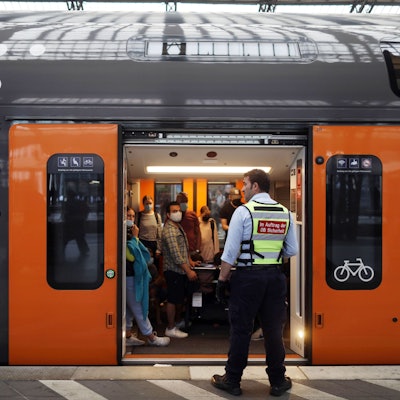 06.06.2022, Köln: Ein Mann von der DB Sicherheit steht vor einem überfüllten Waggon. Ein Zug auf Gleis 6 von Nation Express am Hauptbahnhof. Das 9-Euro-Ticket gilt auch für Natioal Express Verbindungen. Foto: Arton Krasniqi