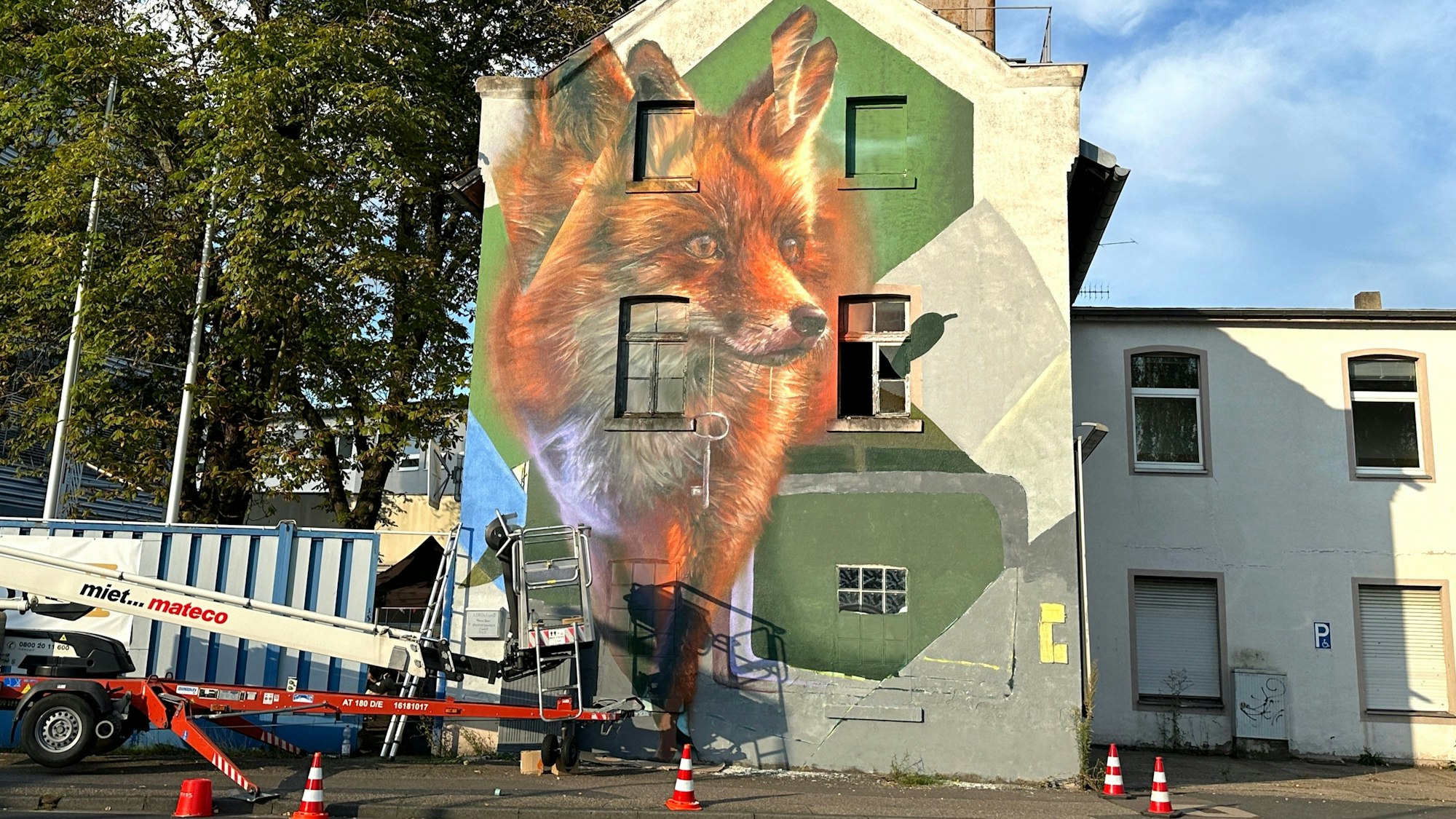 Auf der Schmalseite eines alten Hauses prangt ein Fuchs.