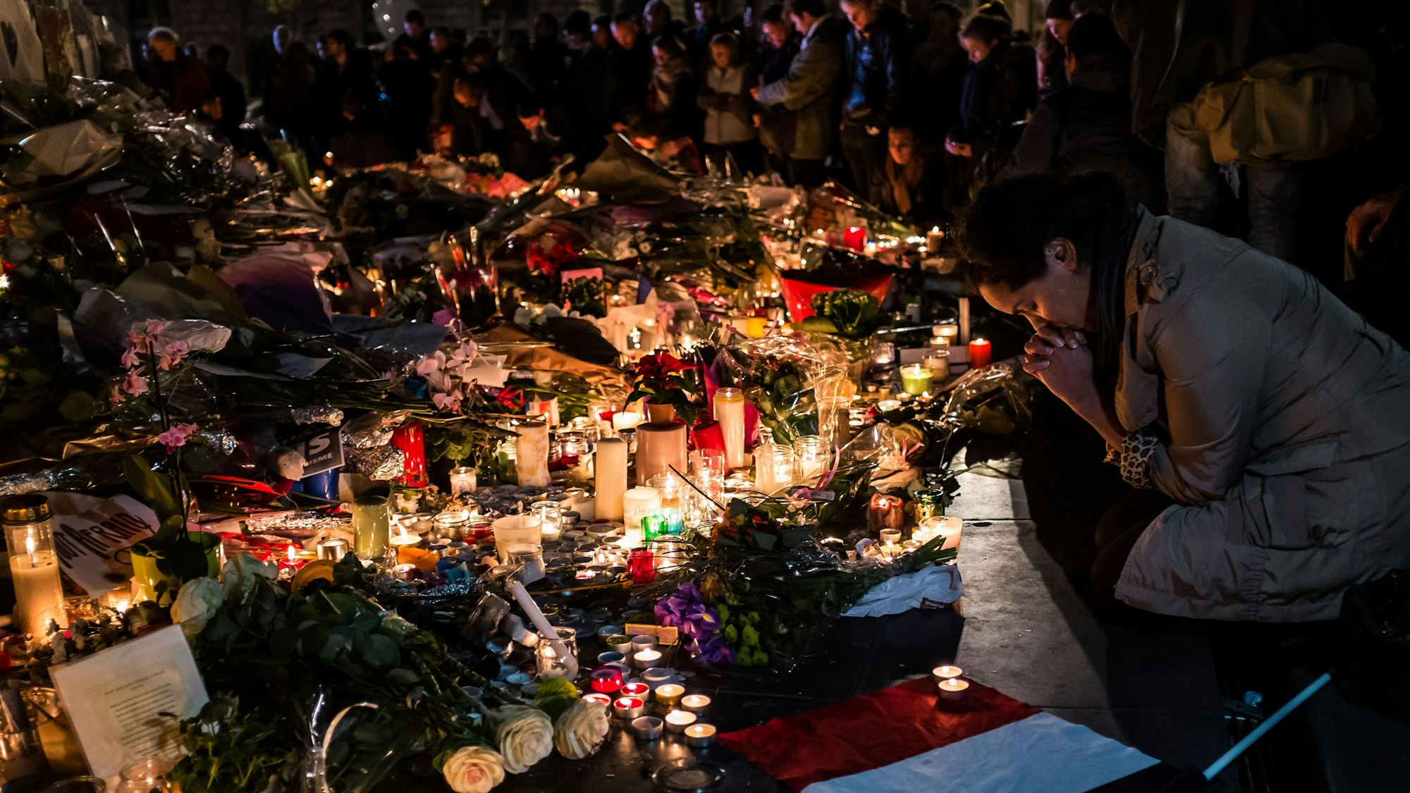 Die Dschihadisten des Islamischen Staates bekennen sich zu einer Reihe koordinierter Anschläge von Bewaffneten und Selbstmordattentätern in Paris, bei denen mindestens 132 Menschen in einer Konzerthalle, in Restaurants und im Nationalstadion getötet wurden.