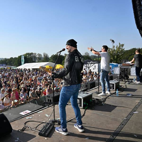 Die Band Eldorado steht auf der Bühne und spielt vor 5000 Besuchern auf dem Freiluft-Festival-Gelände in Odenthal-Eikamp.