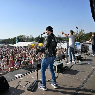Die Band Eldorado steht auf der Bühne und spielt vor 5000 Besuchern auf dem Freiluft-Festival-Gelände in Odenthal-Eikamp.