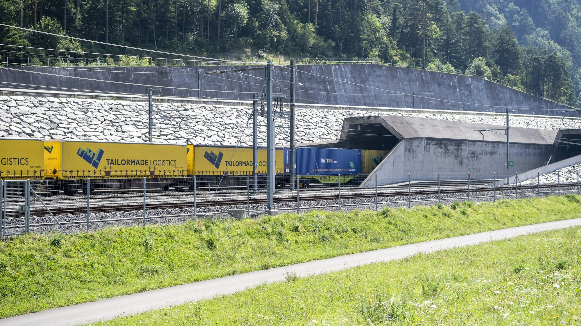Ein Güterzug fährt durch die Oströhre in den Gotthard-Basistunnel.