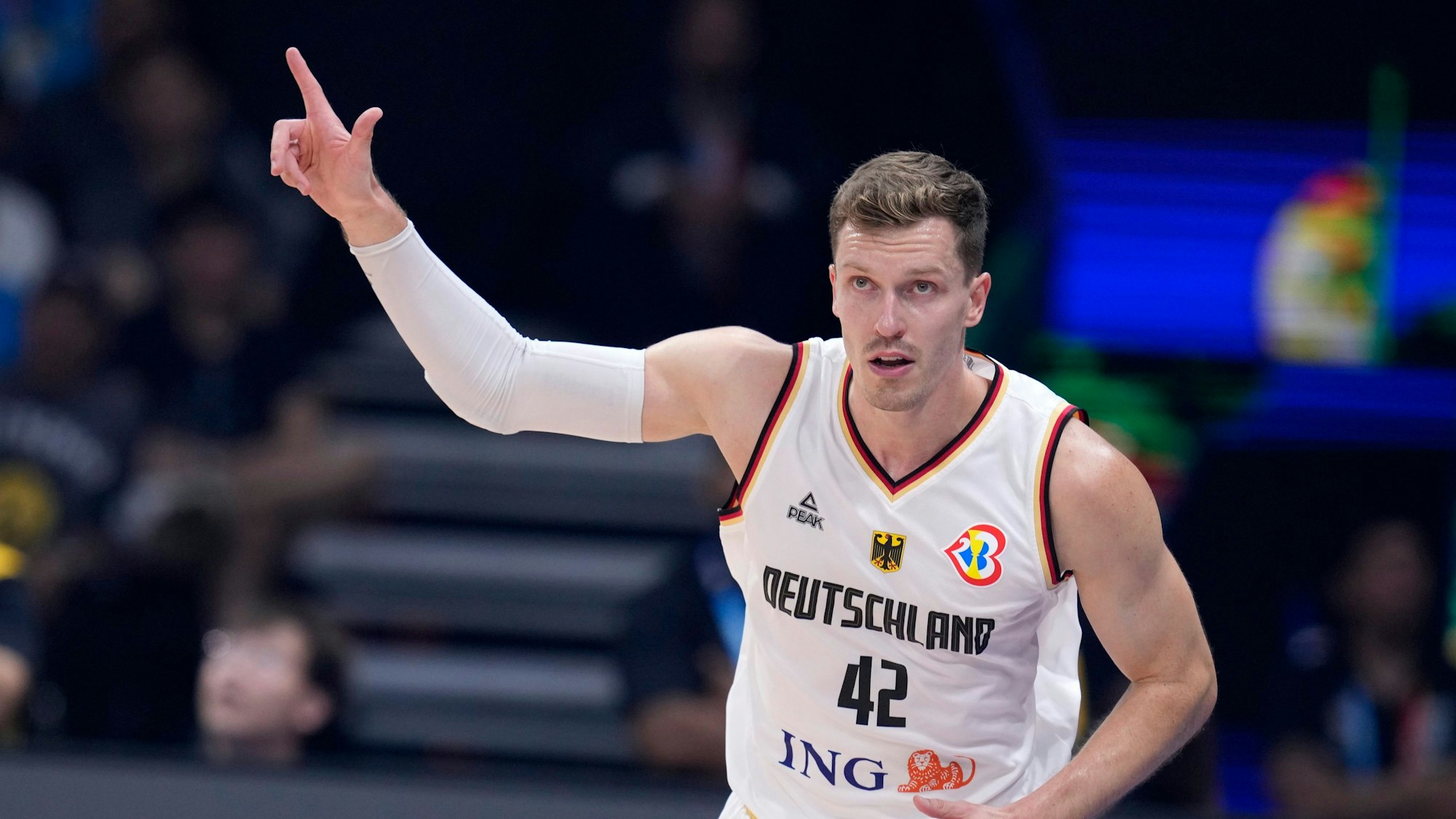 10.09.2023, Philippinen, Manila: Basketball: WM, Serbien - Deutschland, K.o.-Runde, Finale: Andreas Obst aus Deutschland jubelt während der Partie. Foto: Michael Conroy/AP/dpa +++ dpa-Bildfunk +++