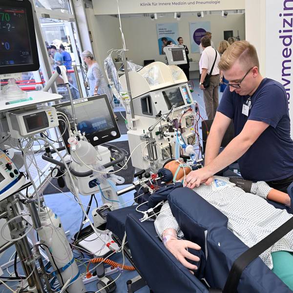 Ein Pfleger demonstriert Hilfstechniken an einem Dummy.