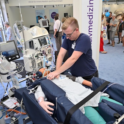 Ein Pfleger demonstriert Hilfstechniken an einem Dummy.