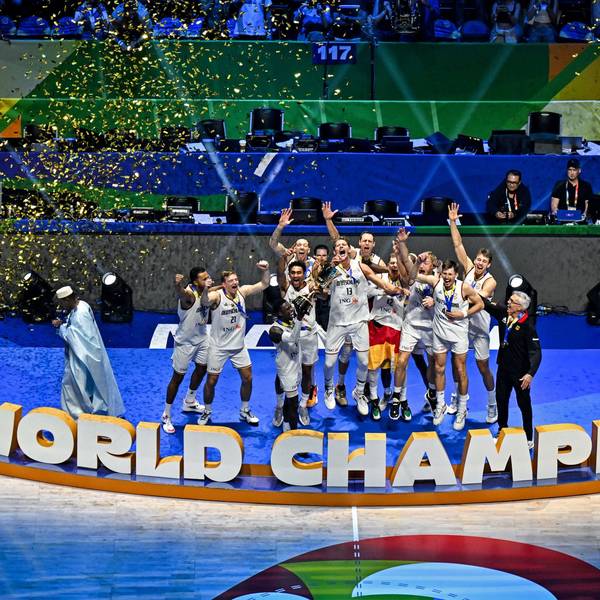 TOPSHOT - Germany's players celebrate with their head coach Gordon Herbert (R) after winning the FIBA Basketball World Cup final game against Serbia in Manila on September 10, 2023. (Photo by SHERWIN VARDELEON / AFP)