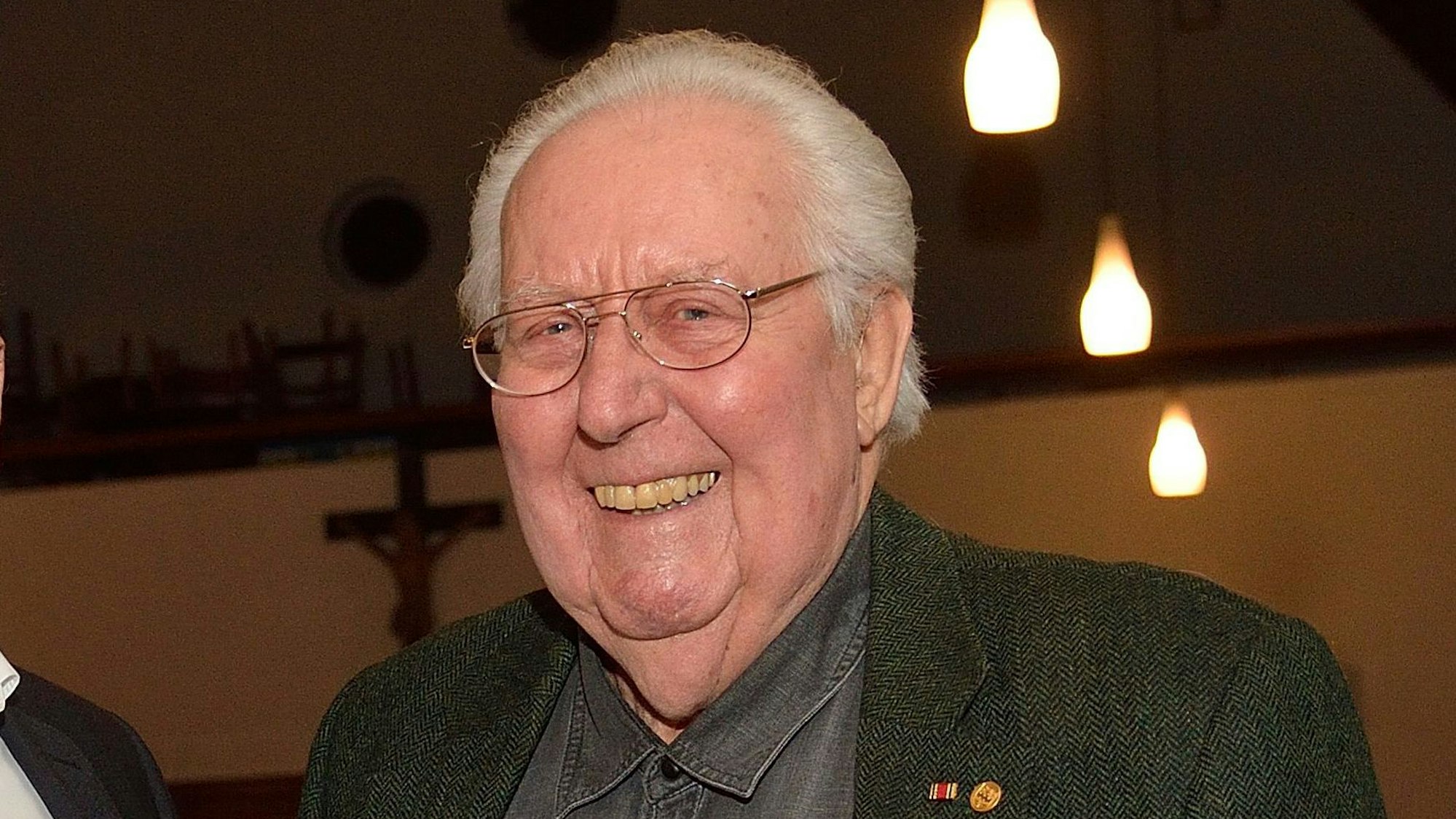 Ein älterer Mann schaut in die Kamera.