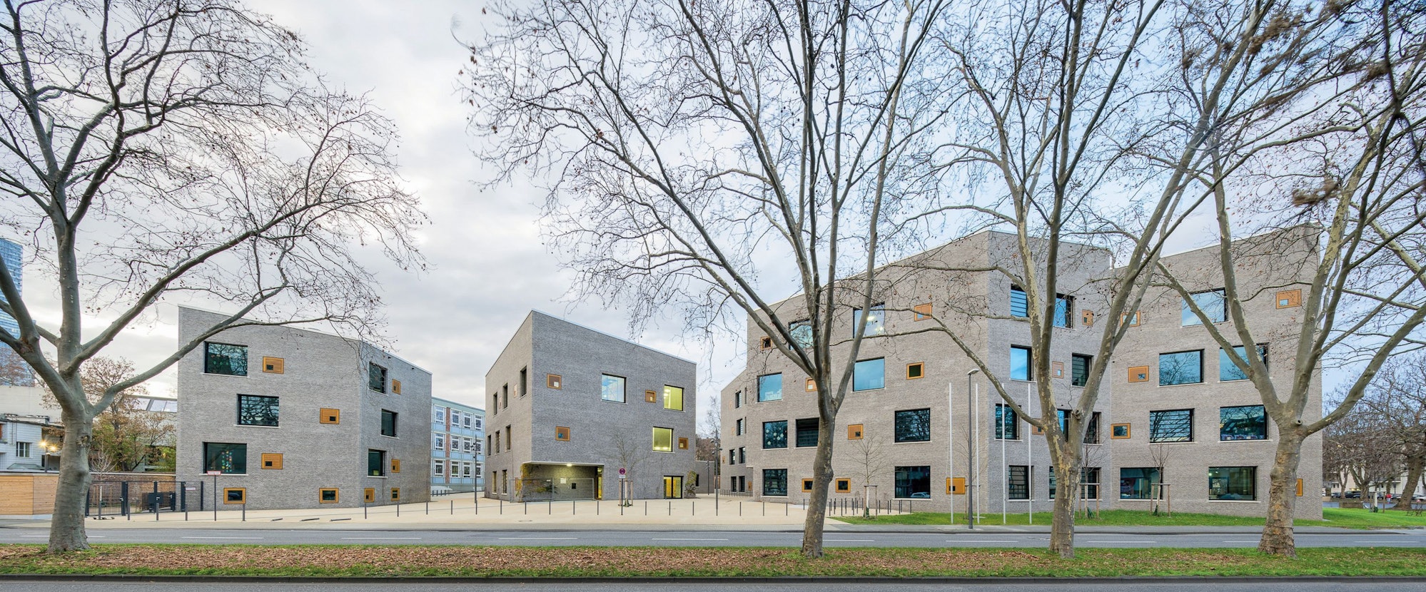 Moderne Schulgebäude stehen wie Würfel nebeneinander.