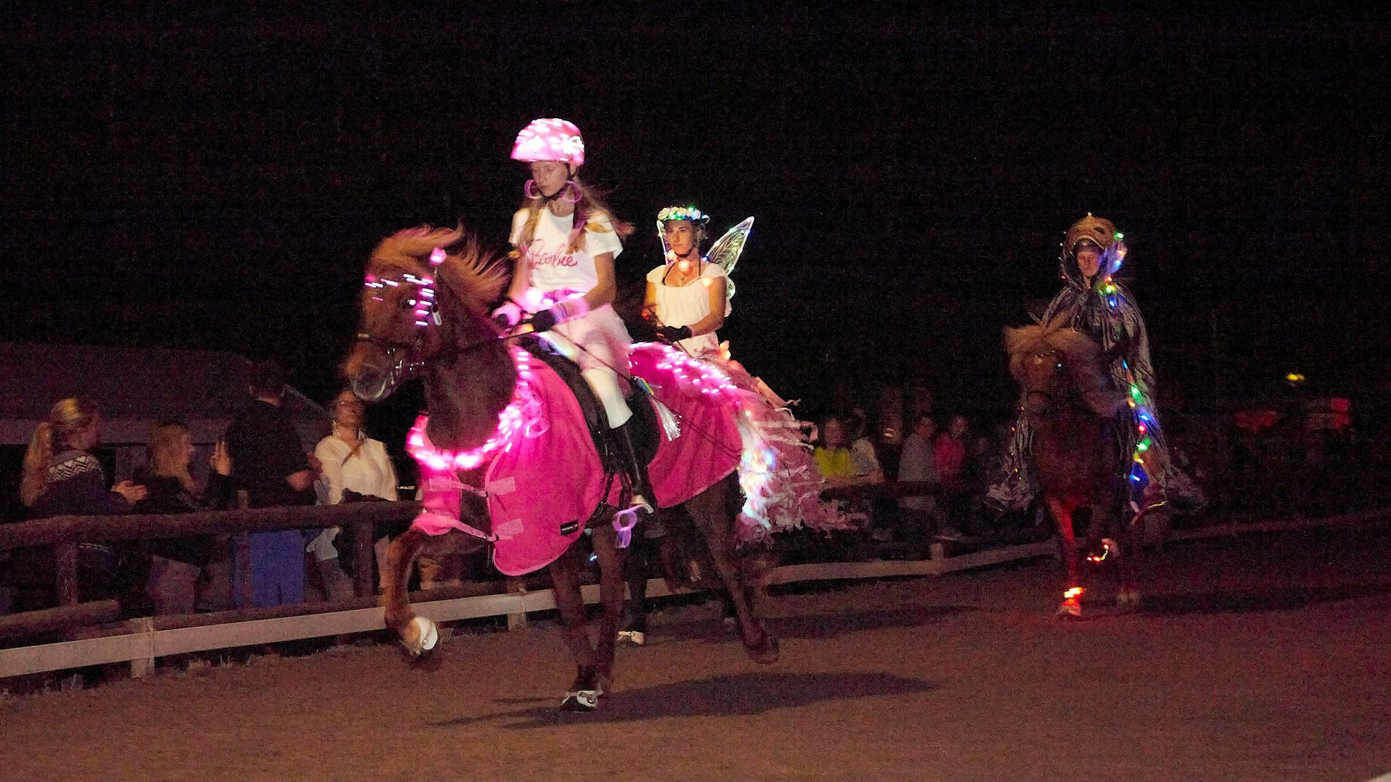 Bei einer nächtlichen Reitsportveranstaltung traten in Roderath Islandpferde und Reiter in bunten Kostümen und mit Lichterketten geschmückt an.