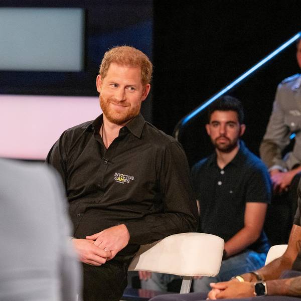 Die vom ZDF zur Verfügung gestellte Aufnahme zeigt Prinz Harry und Angelo Anderson zu Gast in der Fernsehsendung das „aktuelle sportstudio“.