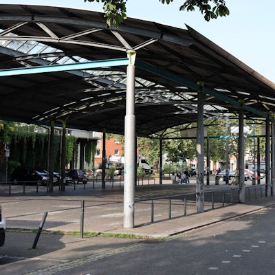 Ein überdachter Platz ist zu sehen.