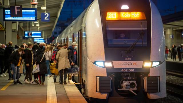 Bahnhof, Nahverkehrszug, Regionalexpress RE6, RRX, nach Köln, fährt ein, Fahrgäste, Essen, NRW, Deutschland, Zugverkehr *** Train station, local train, regional express RE6, RRX, to Cologne, arrives, passengers, Essen, NRW, Germany, train traffic