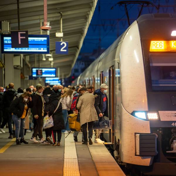 Bahnhof, Nahverkehrszug, Regionalexpress RE6, RRX, nach Köln, fährt ein, Fahrgäste, Essen, NRW, Deutschland, Zugverkehr