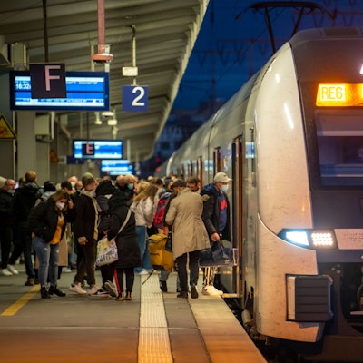Bahnhof, Nahverkehrszug, Regionalexpress RE6, RRX, nach Köln, fährt ein, Fahrgäste, Essen, NRW, Deutschland, Zugverkehr *** Train station, local train, regional express RE6, RRX, to Cologne, arrives, passengers, Essen, NRW, Germany, train traffic