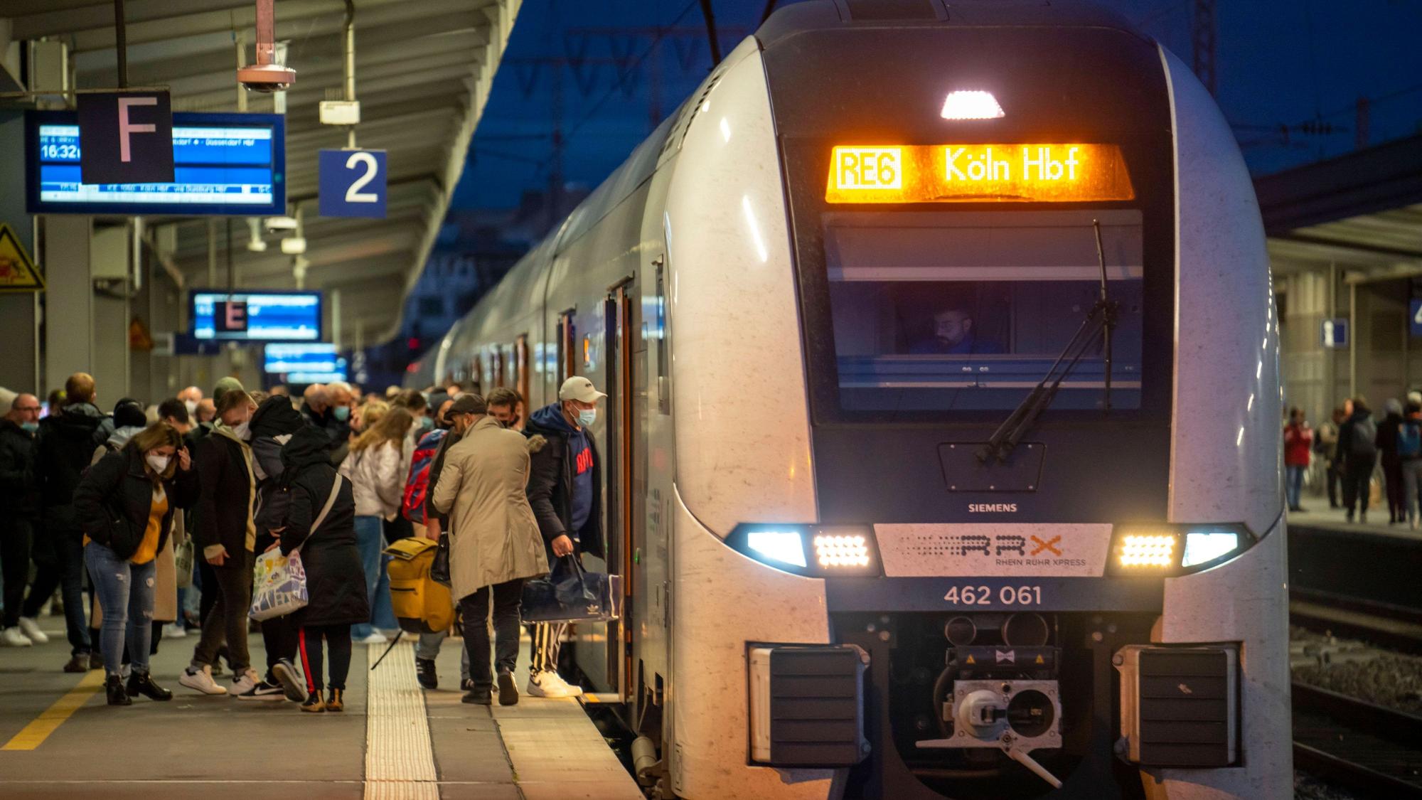 Bahnhof, Nahverkehrszug, Regionalexpress RE6, RRX, nach Köln, fährt ein, Fahrgäste, Essen, NRW, Deutschland, Zugverkehr *** Train station, local train, regional express RE6, RRX, to Cologne, arrives, passengers, Essen, NRW, Germany, train traffic